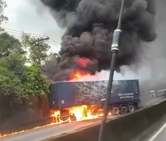 Acidente entre carretas na Rodovia Anchieta deixa dois mortos e provoca interdição total