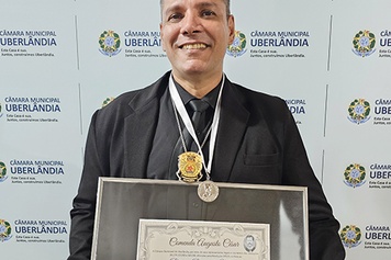 Investigador Bruno Borjaide recebe Comenda Augusto César na Câmara Municipal de Uberlândia