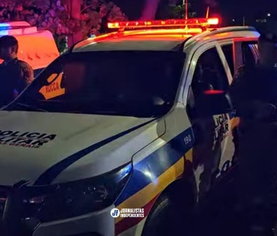 Atirador tenta matar morador dentro de casa, dispara cinco vezes, abandona moto furtada e foge para área de mata