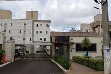 Adolescente é socorrido após queda do segundo andar em Uberlândia