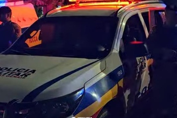 Atirador tenta matar morador dentro de casa, dispara cinco vezes, abandona moto furtada e foge para área de mata