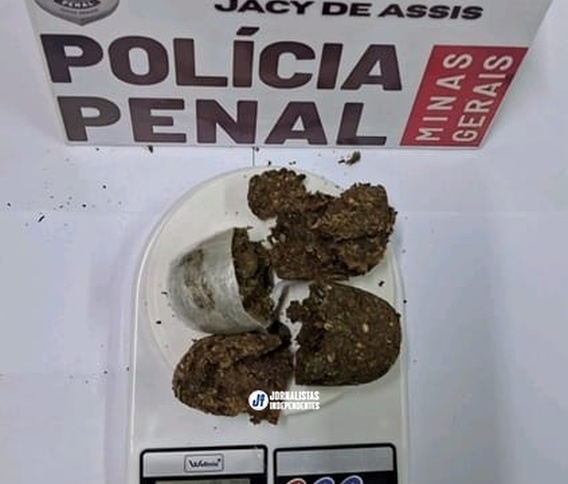 Mulher é flagrada com drogas durante revista no Presídio Jacy de Assis, em Uberlândia